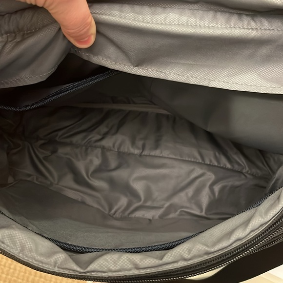 Tumi Alpha 2 Messanger Style Expandable Laptop Bag - Picture 4 of 16